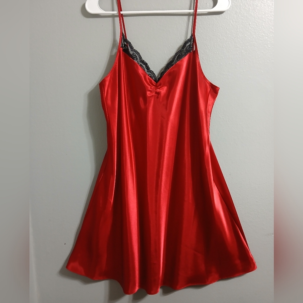 Elegant Red Satin‎ Nightgown with Lace Trim - Picture 2 of 10